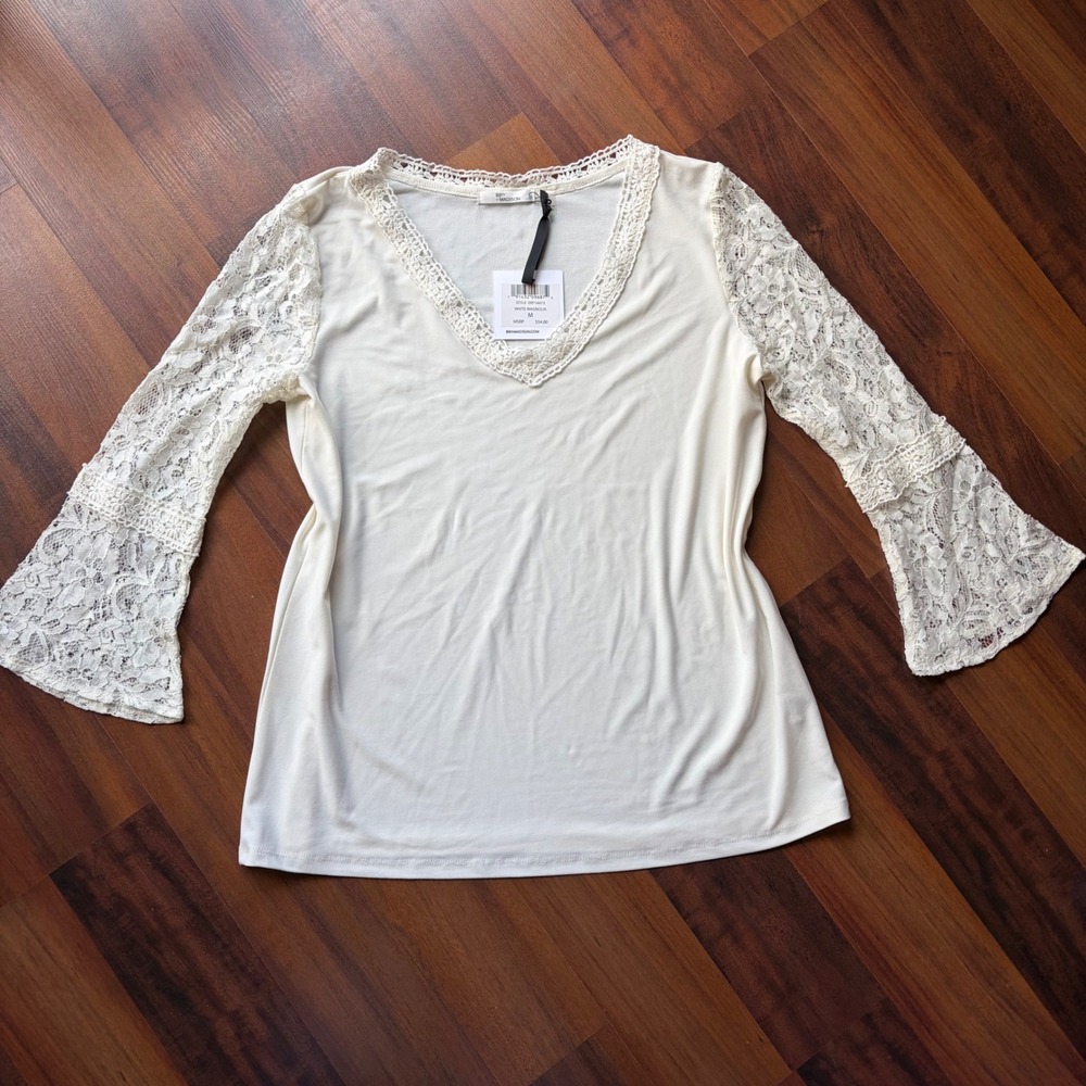 89th + Madison White Magnolia Lace Bell Sleeve V-Neck Top EKF14473‎ NWT Medium